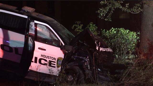 Houston police officers injured in crash responding to fatal stabbing