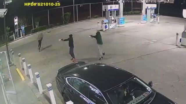 Houston robbery suspects shoot at gas station clerk: video