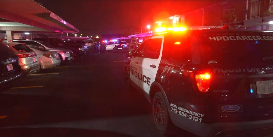 Man found stabbed to death at southwest Houston apartment complex, police say