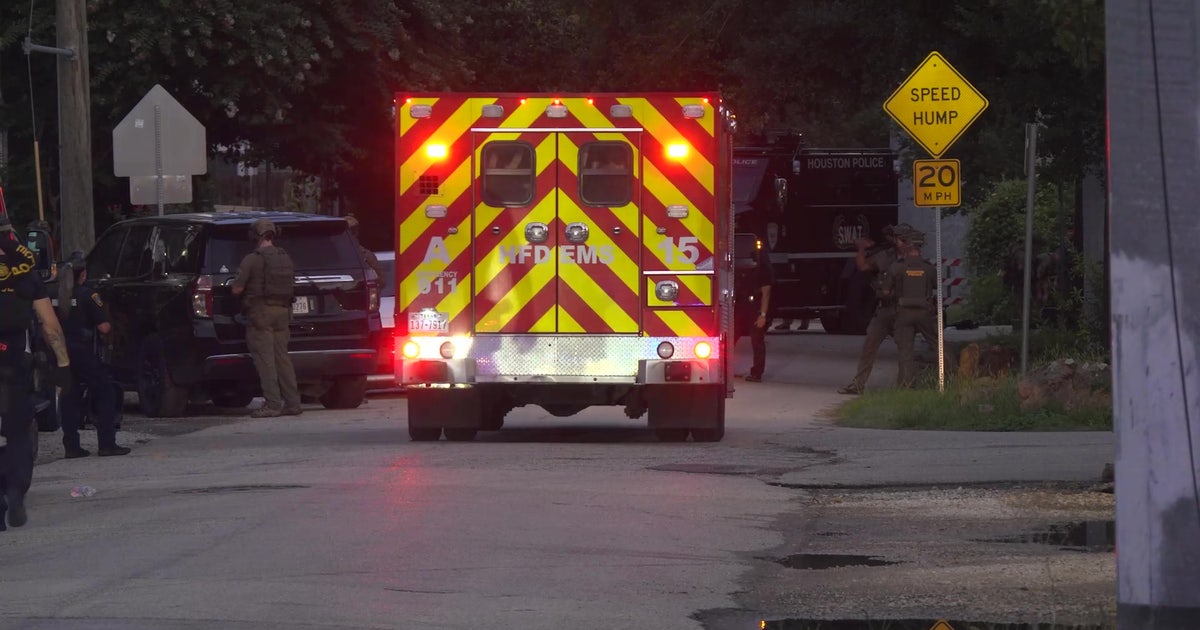 Houston woman shot by officer after SWAT standoff in The Heights | FOX ...