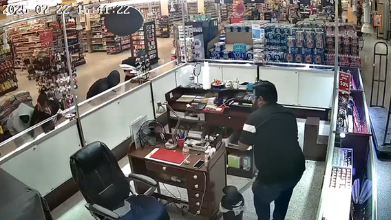 Pearland smash-and-grab at jewelry kiosk in grocery store