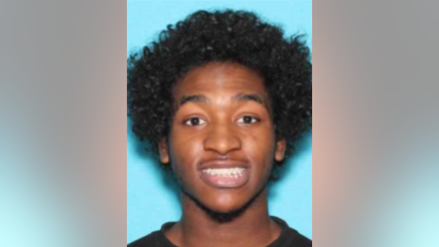 Southeast Houston: 18-year-old wanted in deadly parking lot shooting