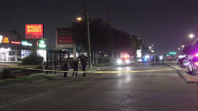 Houston crime: Man shot, killed while walking near bus stop