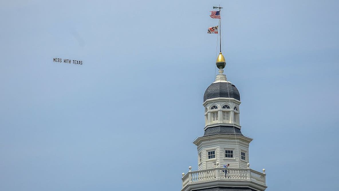 'Mess with Texas': Plane banners, highway signs cross state lines in redistricting fight
