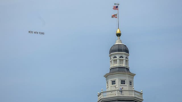 'Mess with Texas': Plane banners, highway signs cross state lines in redistricting fight