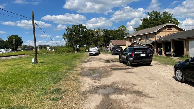 Southwest Houston: Man fatally stabbed in Almeda area; suspect detained near school, police say