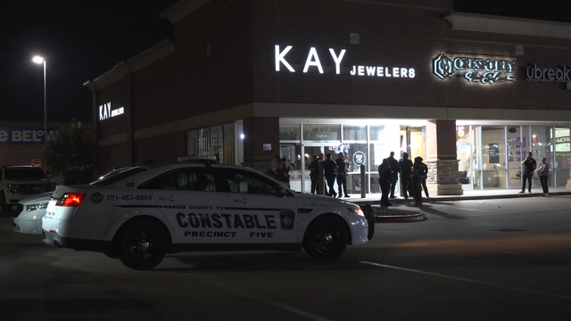 Nearly $20,000 of jewelry stolen from Kay Jewelers store, suspects on the run