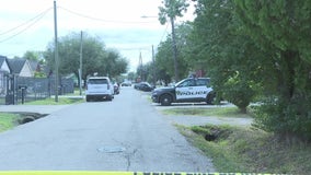 Houston Comal Street: Driver crashes, dies after shooting involving suspect on bicycle, officials say