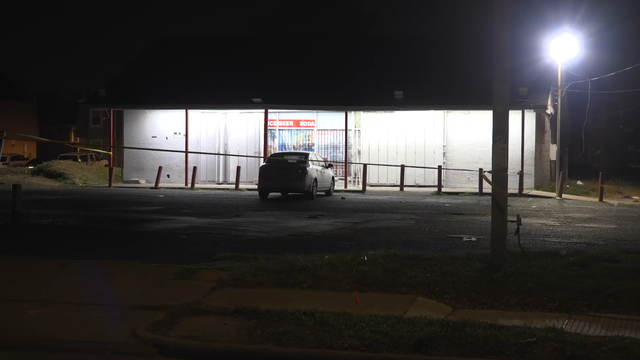 Clerk shot multiple times by suspects in southeast Houston robbery, police investigate