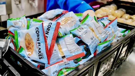 Giving time during the holidays: Visiting the Montgomery County Food Bank