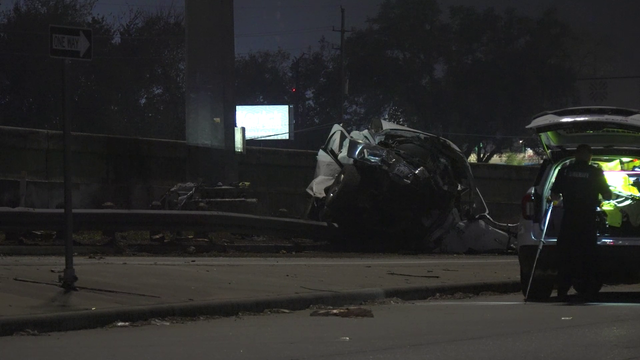 Driver dies after hitting light pole while exiting North Freeway
