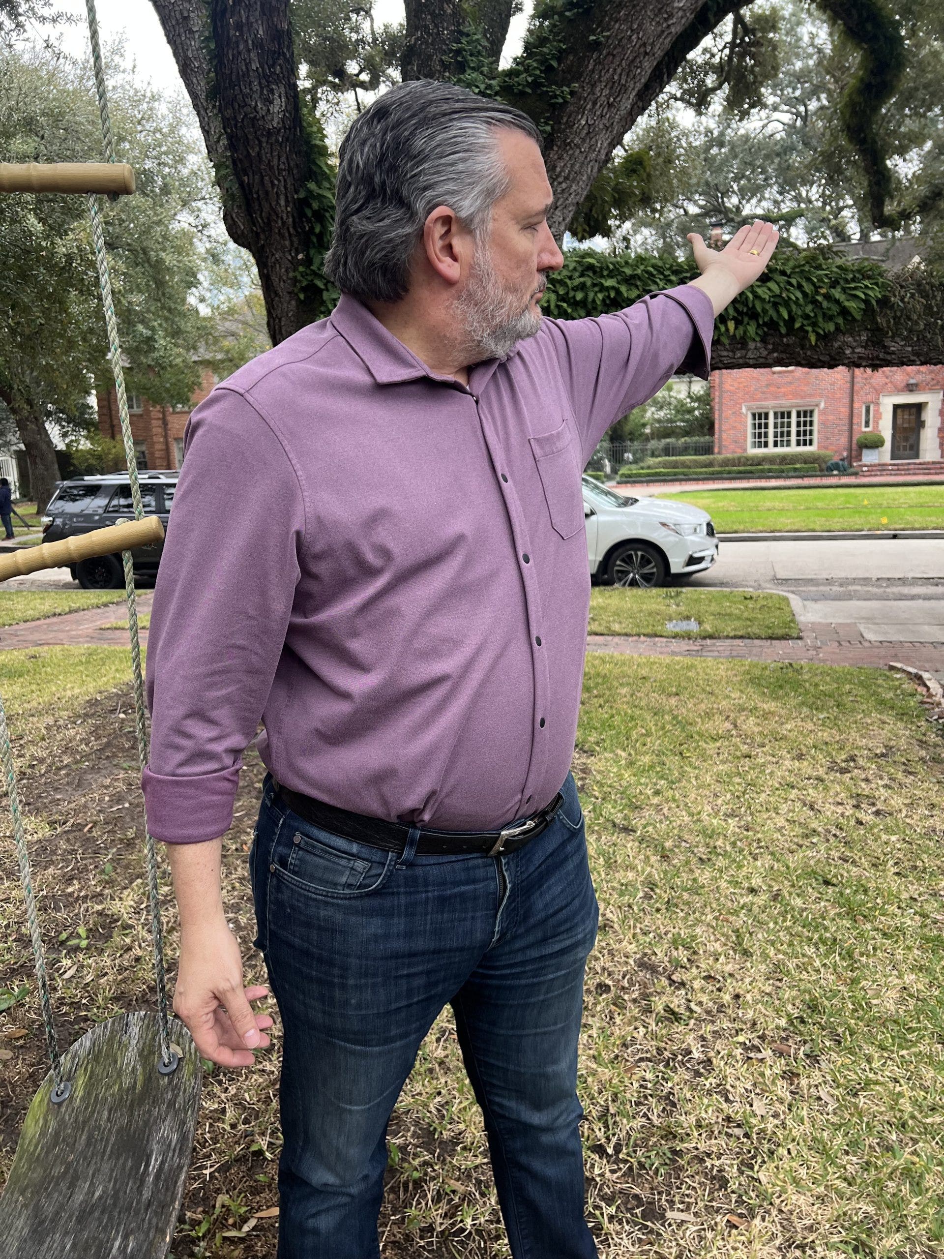 Ted Cruz returns to Texas ahead of winter storm: 'Sunshine, rainbows & unicorns'