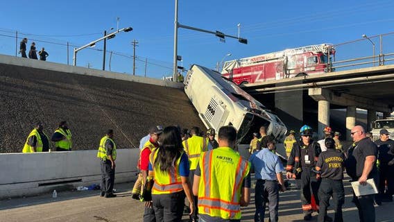 Midtown-area crash pushes Houston METRO bus from overpass onto Highway 69