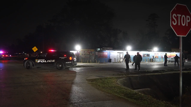 Man assaulted by group, shot in East Houston apartment parking lot: HPD
