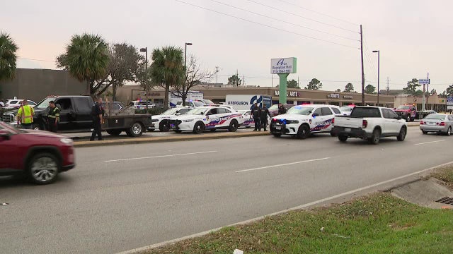 Driver in stolen truck hits multiple vehicles during Harris Co. chase: authorities