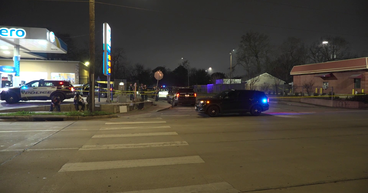 Man shot, killed outside of southeast Houston gas station