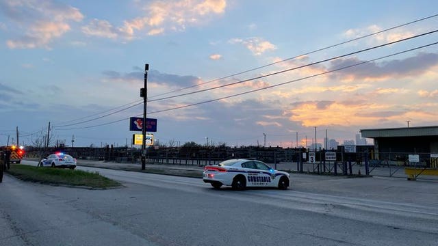 2 killed in Fifth Ward after vehicle hits tree; Lockwood closed off