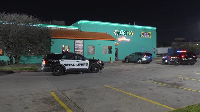 North Houston restaurant customer opens fire outside business; bystander shot