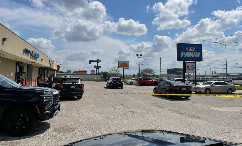 Houston crime: Woman shot during robbery in north Houston, suspects at large