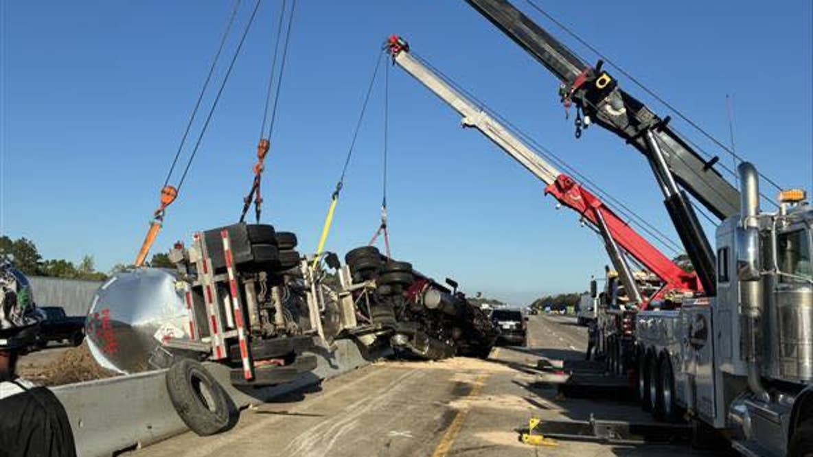 Lanes reopened following deadly 10-vehicle crash on I-10 in Chambers County