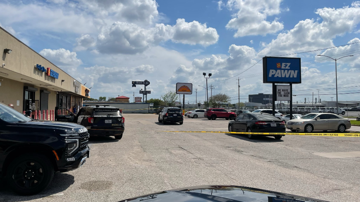 Houston crime: Woman shot during robbery in north Houston, suspects at large