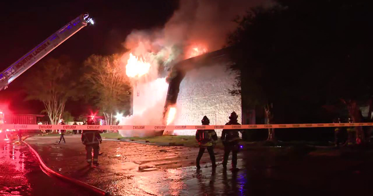 Houston apartment fire: Firefighters battle 2-alarm apartment fire on ...