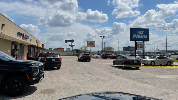 Houston crime: Woman shot during robbery in north Houston, suspects at large