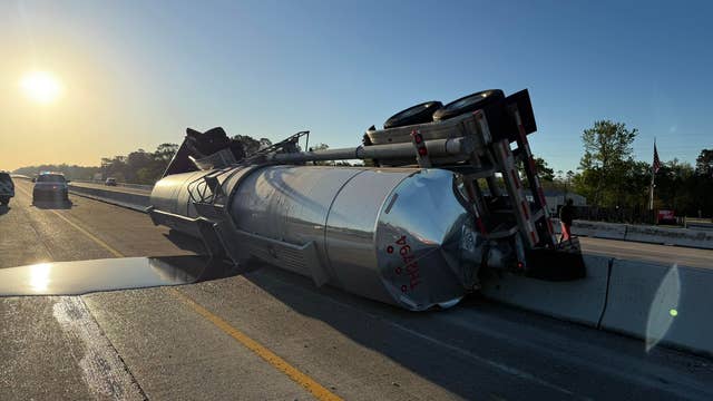 Deadly 10-vehicle crash, spill shuts down I-10 in Chambers County
