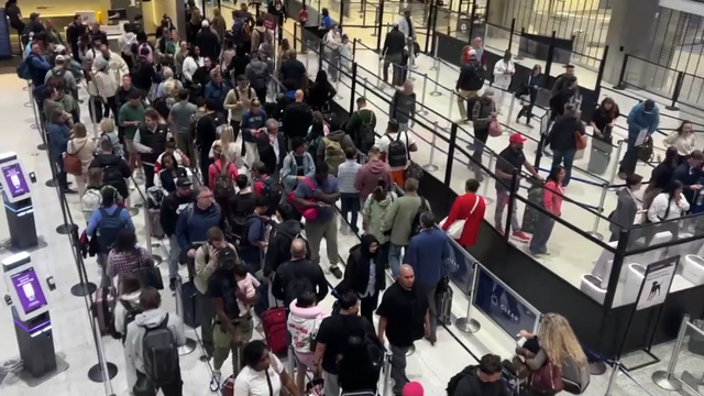IAH TSA wait times: Travelers experiencing long lines, check wait times