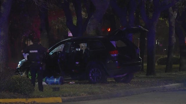 1 killed after car hits tree in Braeswood