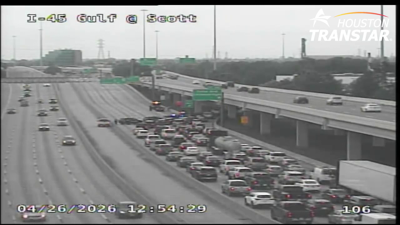 Houston traffic alert: 5-vehicle crash reported on I-45 Gulf Freeway, Scott