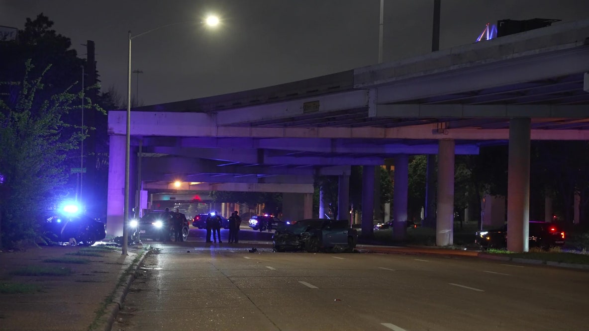 1 dead, 5 injured after cars collide in SE Houston intersection