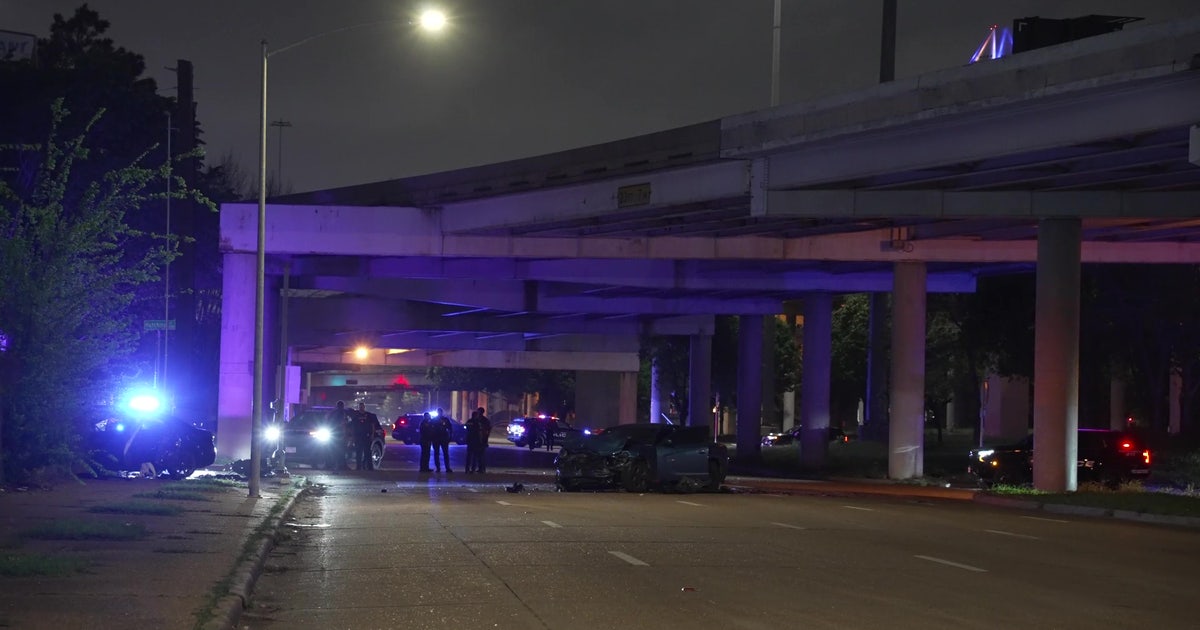 1 dead, 5 injured after cars collide in SE Houston intersection
