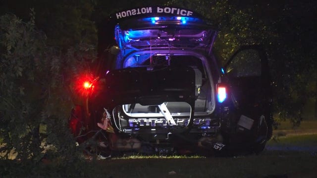 Houston officer among 2 hospitalized after Sunnyside crash