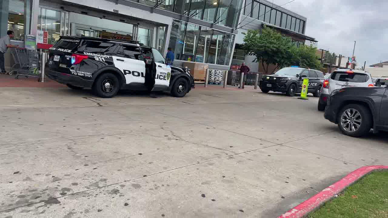 Disgruntled employee points gun at security guard at H-E-B store, causes temporary store lock down: police