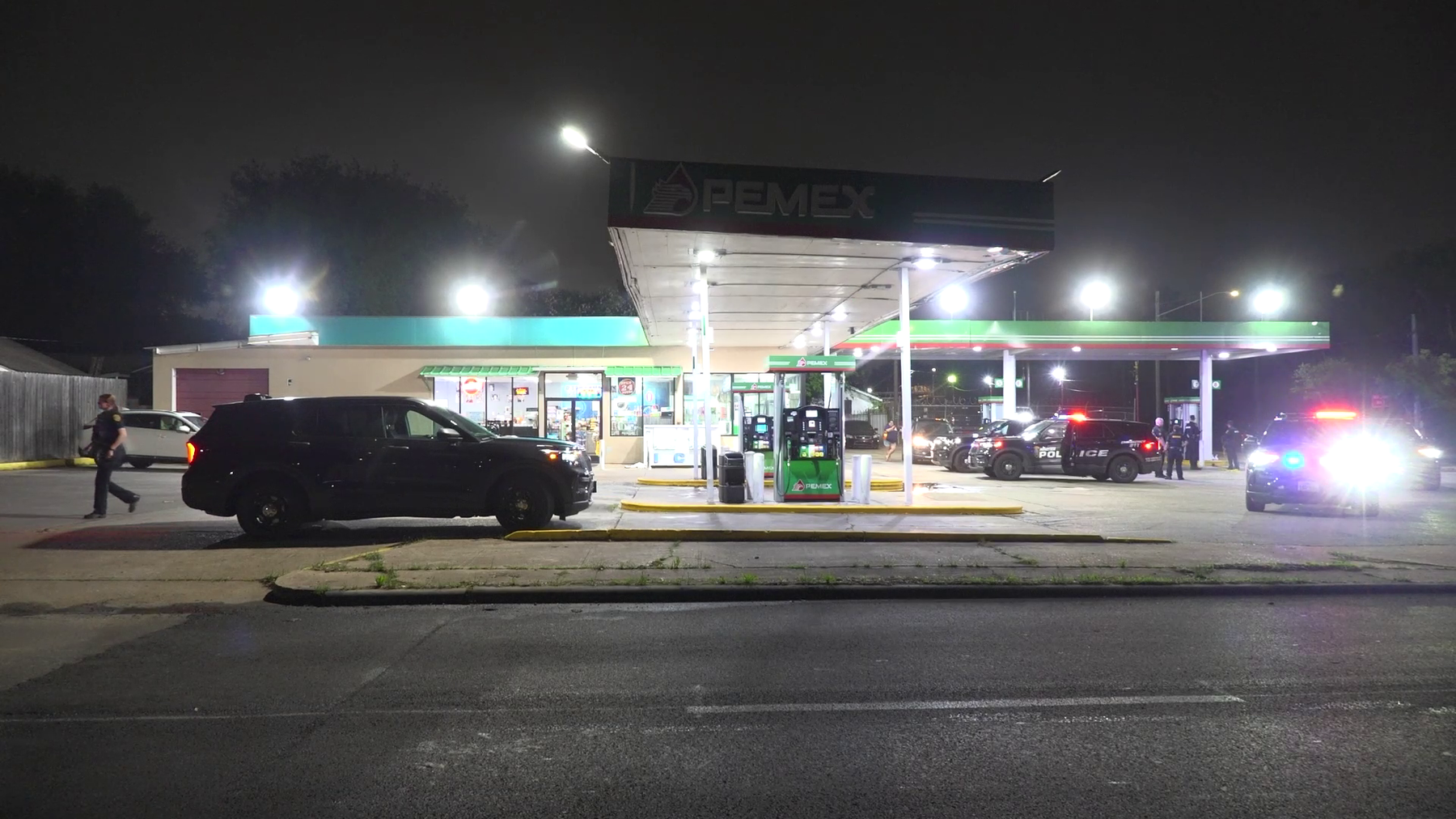 Man shot during fight with son at Houston gas station, police say