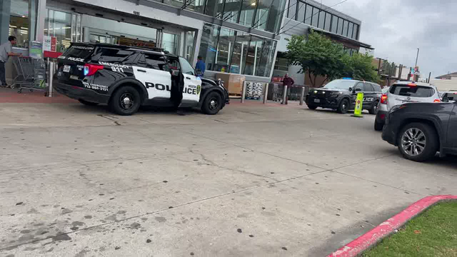 Disgruntled employee points gun at security guard at H-E-B store, causes temporary store lock down: police