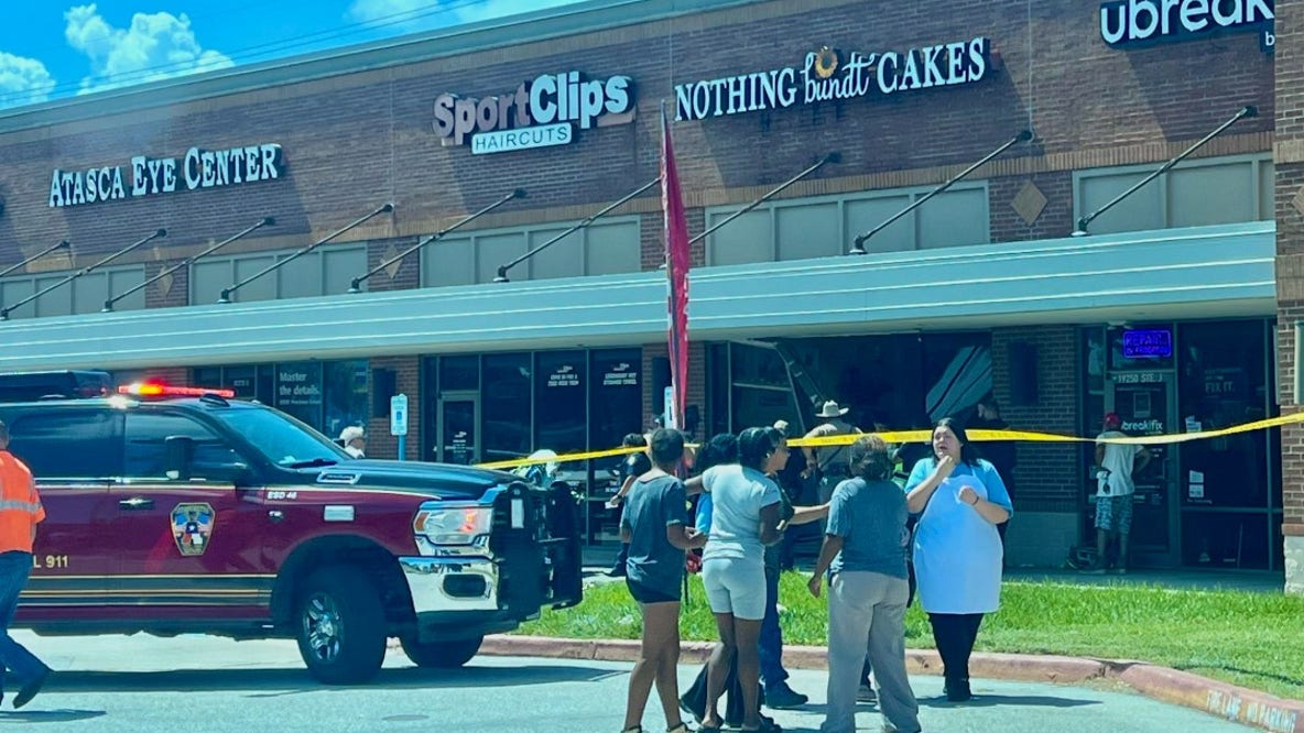 Atascocita crash: 1 dead, 4 others injured after vehicle crashes into building on West Lake Houston Parkway