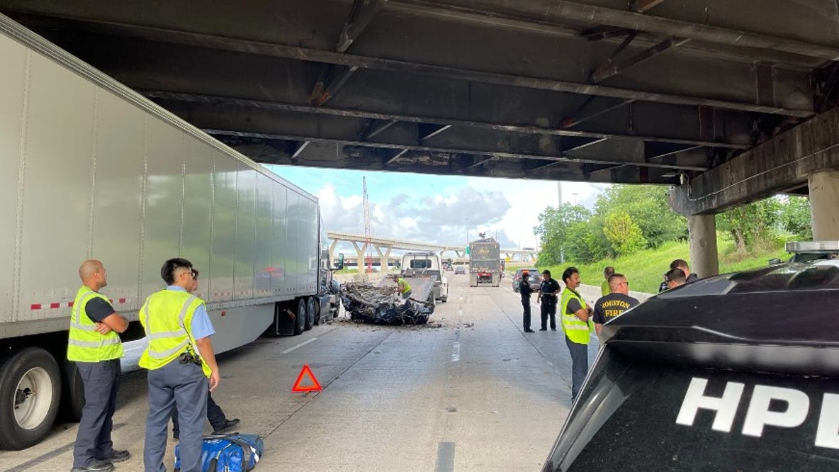 Houston Avenue Bridge along I-10 struck by vehicle, traffic slowed