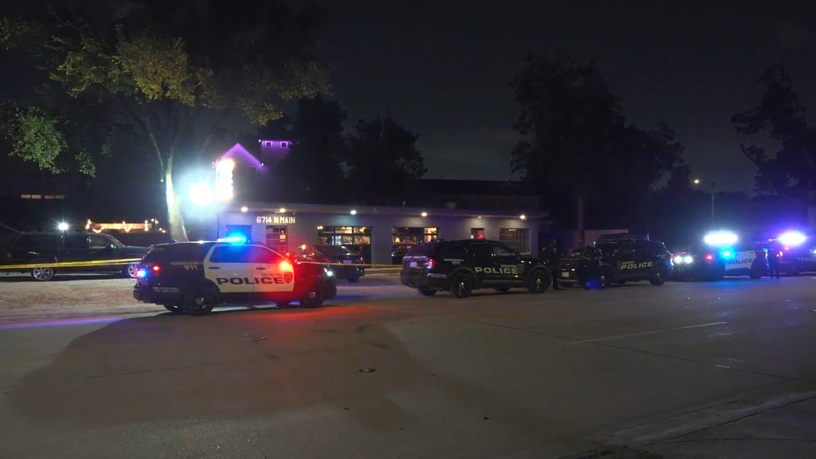 Man killed outside Houston Heights bar, suspect on the run