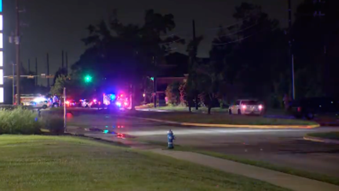 Harris County Precinct 4 Constable Deputy shot by suspect in Humble, authorities surround suspect's apartment