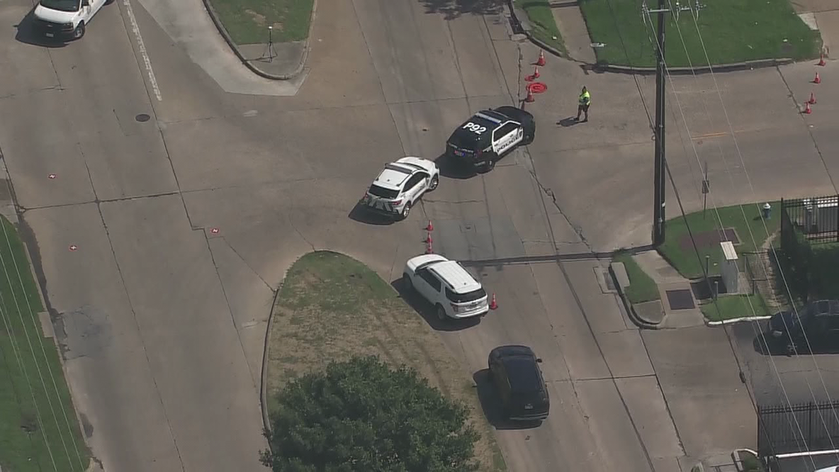 Holly View Drive: At least 1 dead after deadly crash in northwest Houston
