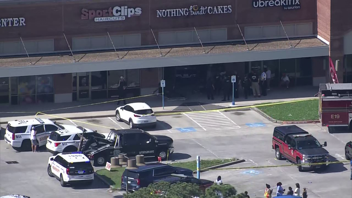 Atascocita crash: 1 dead, 4 others injured after vehicle crashes into building on West Lake Houston Parkway