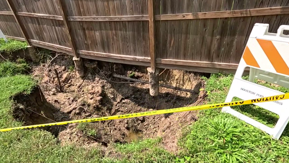 Growing sinkhole in Houston's Third Ward raising safety concerns for business owner, neighbor