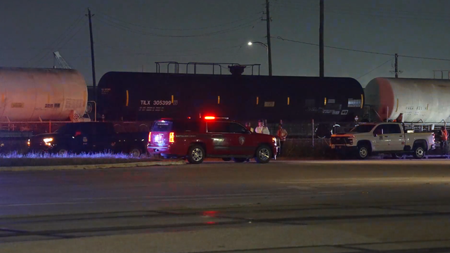 7 train cars derailed in east Houston while carrying grain, BNSF says