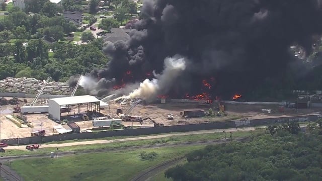 Live: Fire burning in southeast Houston; large plume of smoke