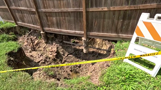Growing sinkhole in Houston's Third Ward raising safety concerns for business owner, neighbor