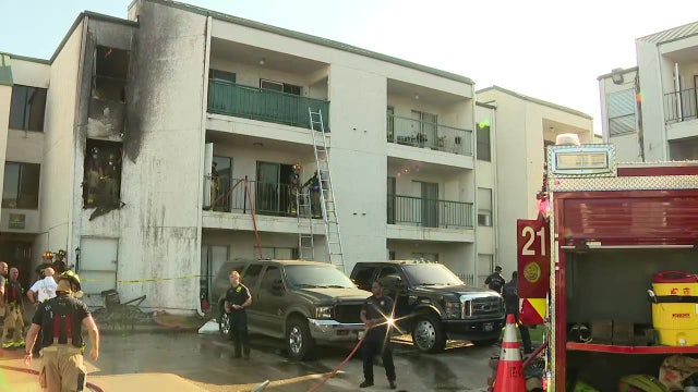 Houston apartment residents rescued from balconies amid 2-alarm fire