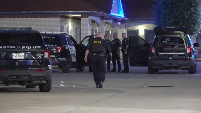 Man shot during gun sale robbery at Houston motel; Suspect escapes with pistol and cash