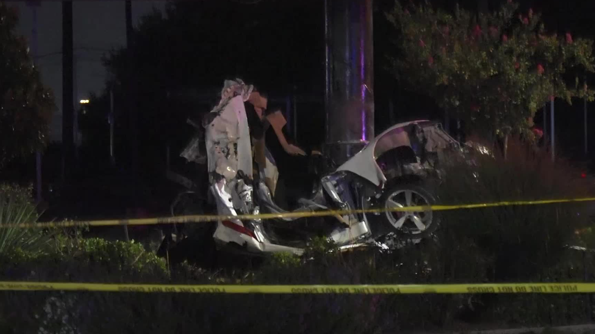 SW Houston driver crashes into pole near I-610